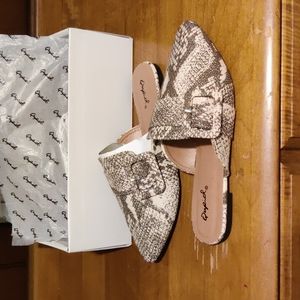 Qupid NWT Stone/Taupe Snakeskin Print Slip-ons/Mules, Size 6 M